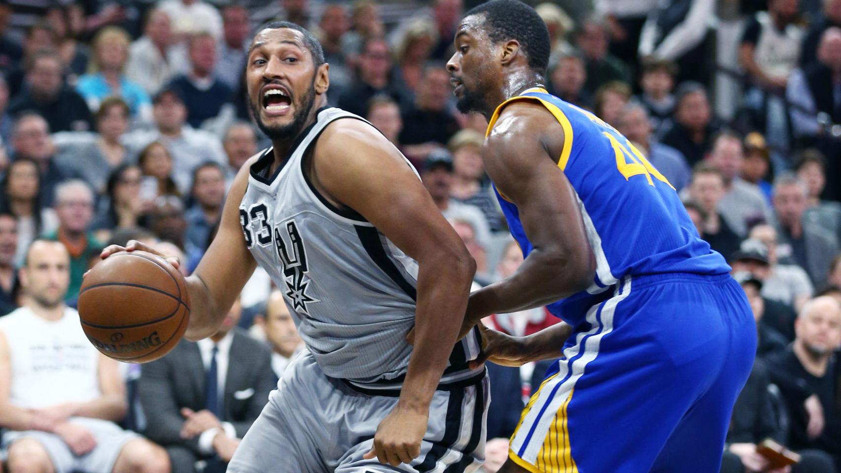 Boris Diaw conduce el balón ante Harrison Barnes.