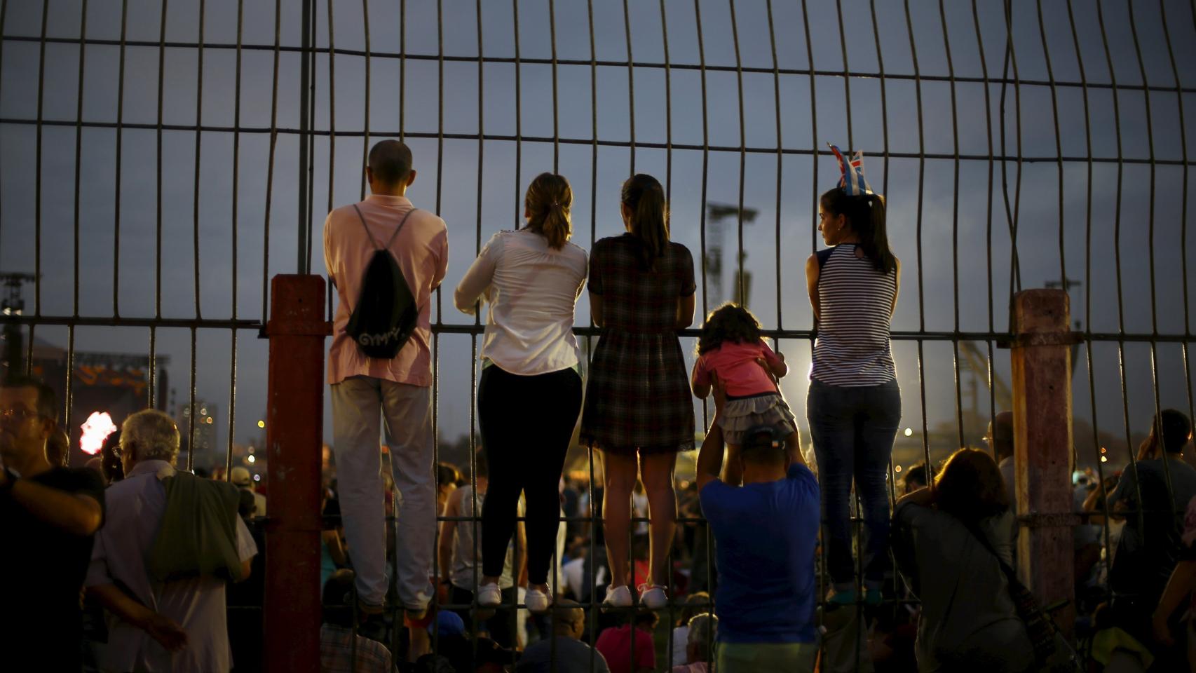 Varios fans se encaraman a una valla para poder ver el espectáculo