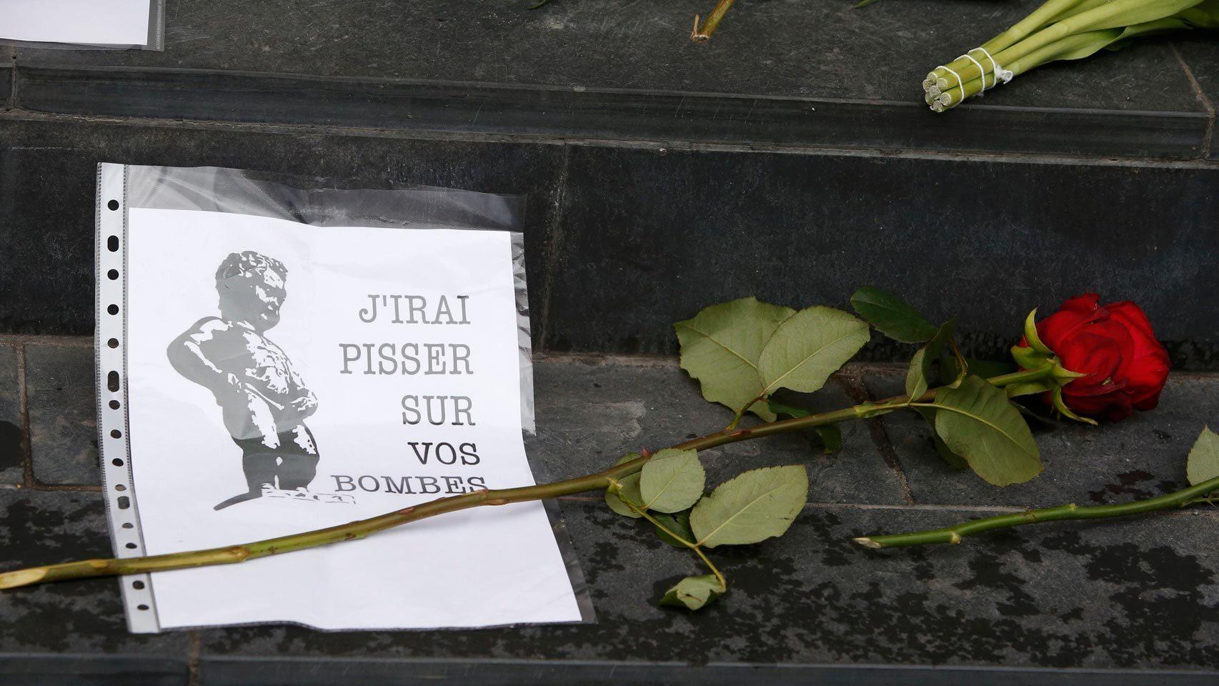 Una foto del Manneken Pis en los escalones de la embajada belga en Berlín.