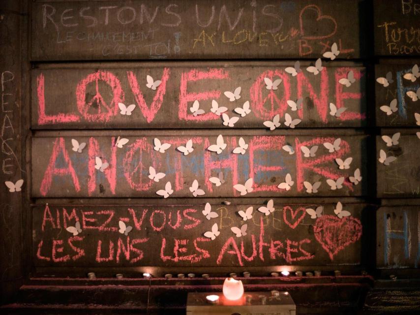 Mariposas de papel en la plaza de la Bolsa de Bruselas