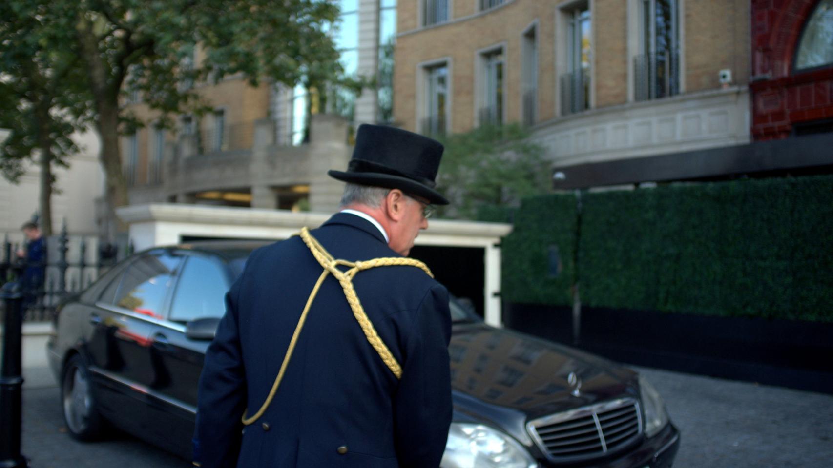 Un botones ayudando a un huesped.