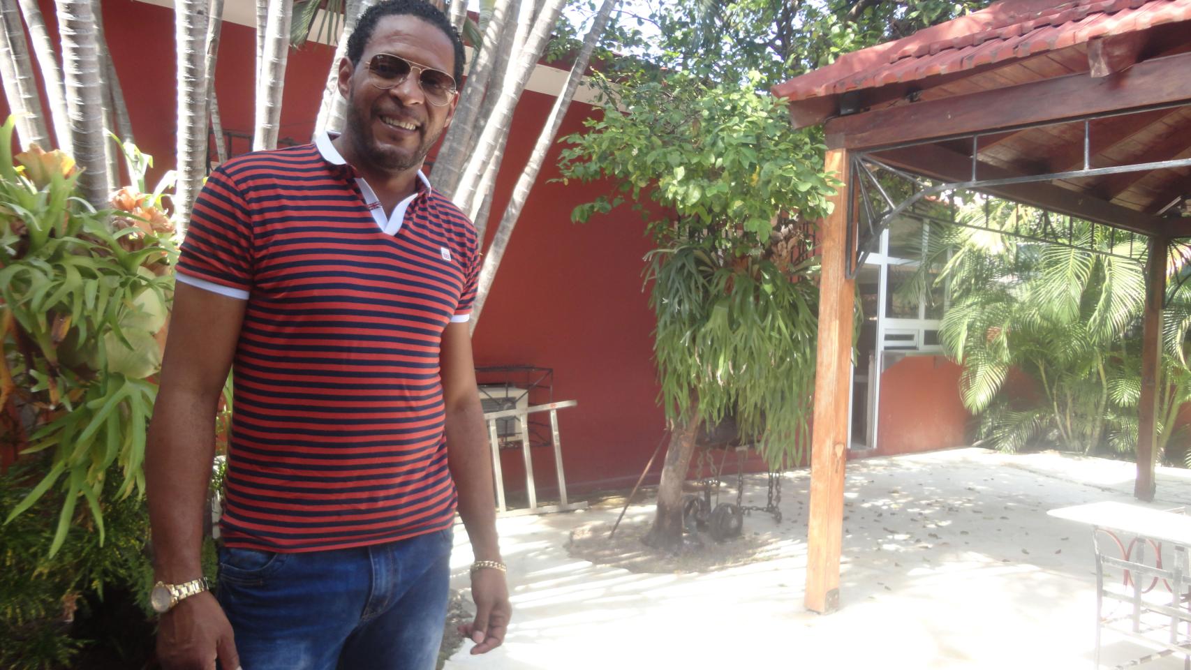 Javier Sotomayor en su casa de La Habana.