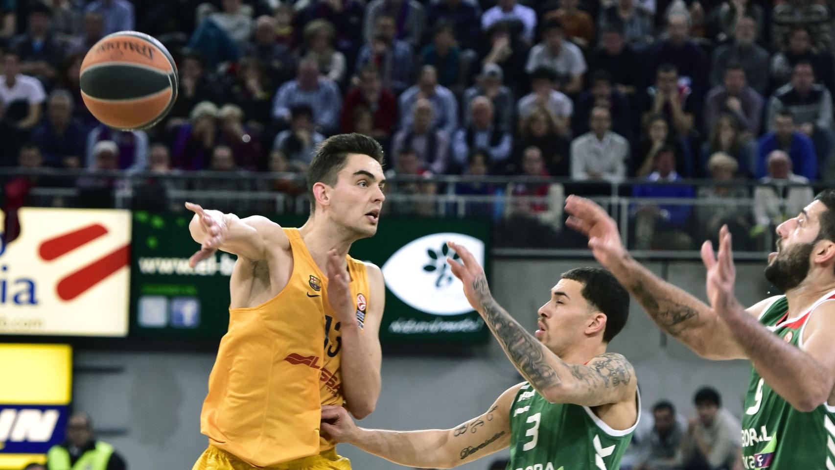 Satoransky intenta pasar el balón en el Baskonia-Barça.