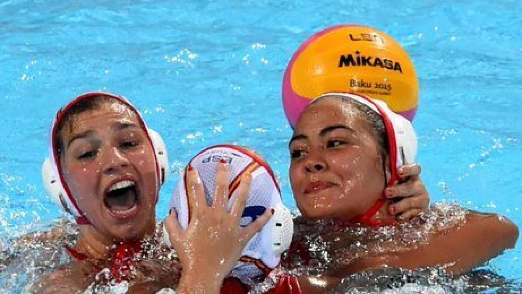 Las jugadoras de la selección femenina de waterpolo celebran el triunfo ante Holanda.