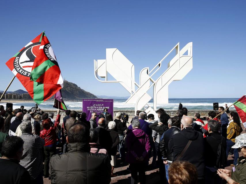 Podemos ha celebrado el Aberri Eguna con un acto simbólico en San Sebastián.