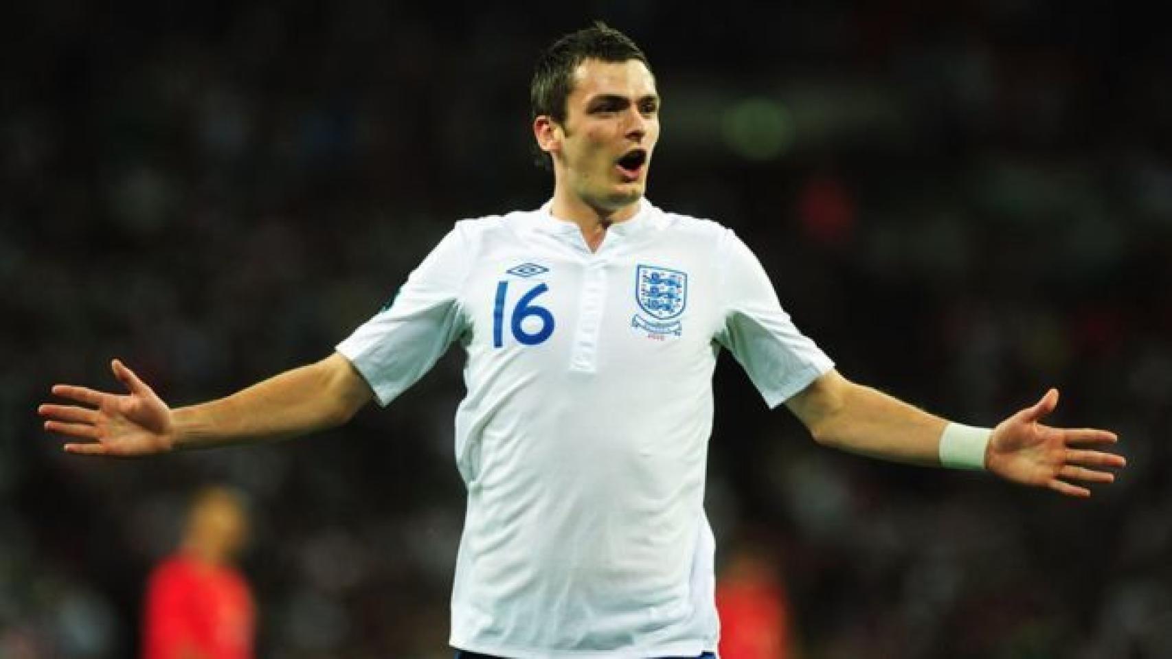 Adam Johnson celebra uno de sus dos goles con Ingletarra.
