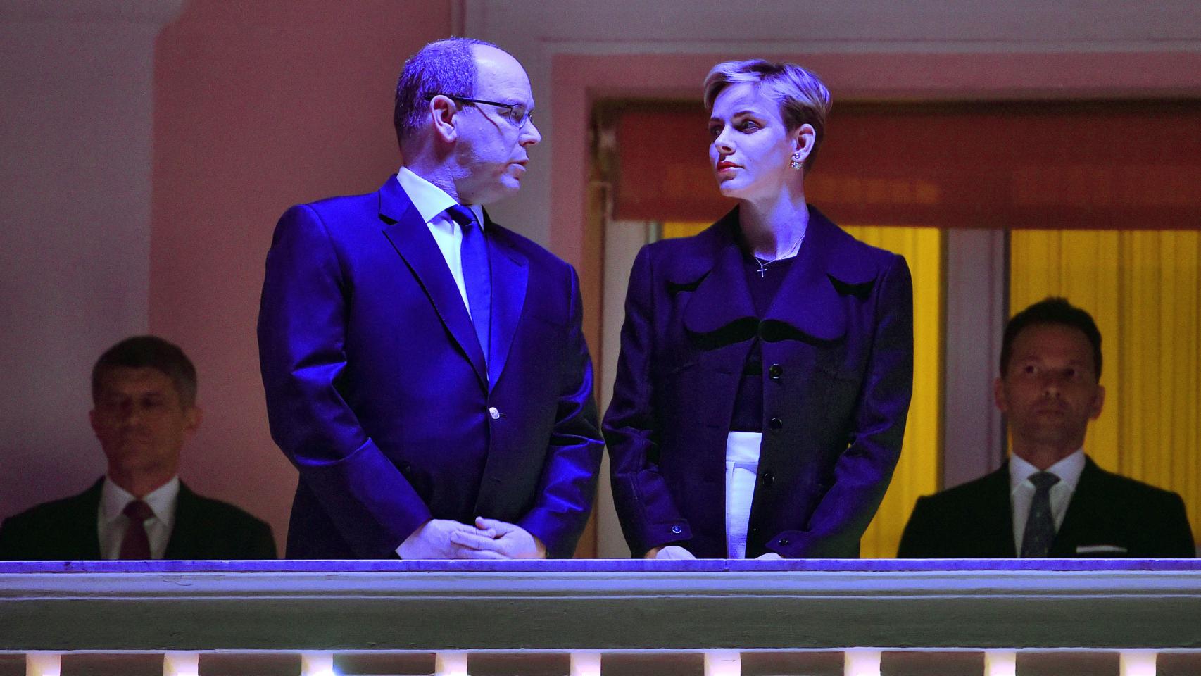 La princesa Charlène escucha con rostro serio a su marido