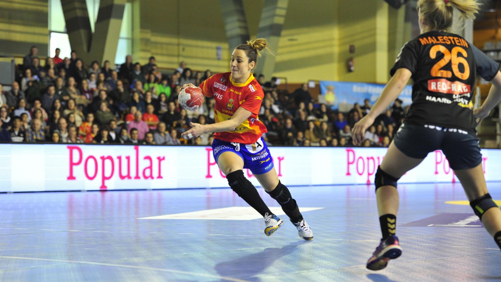 Macarena Aguilar dispara a portería.