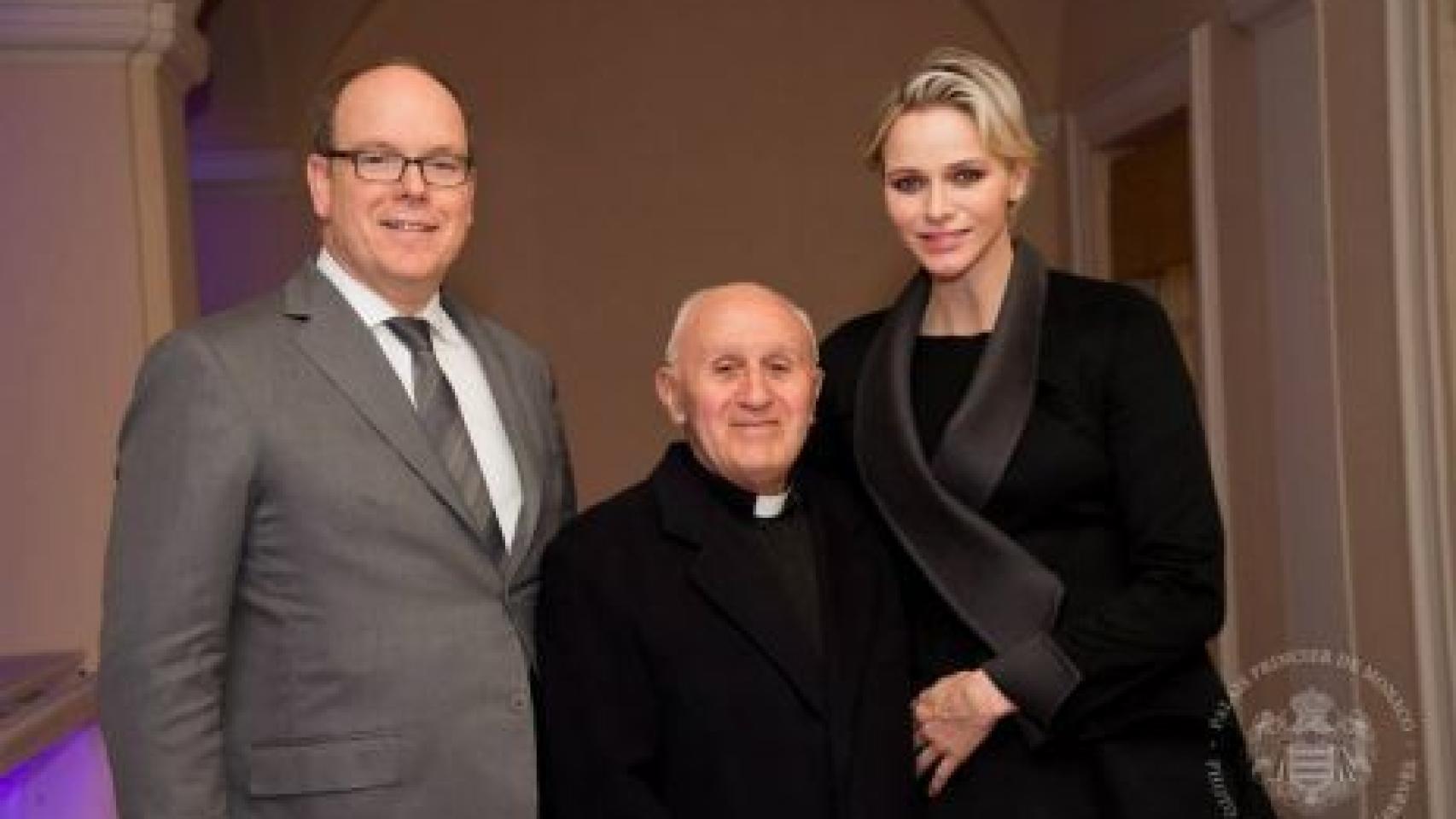 La princesa mantiene muy buena relación con el padre Penzo, el confesor de la familia real monegasca