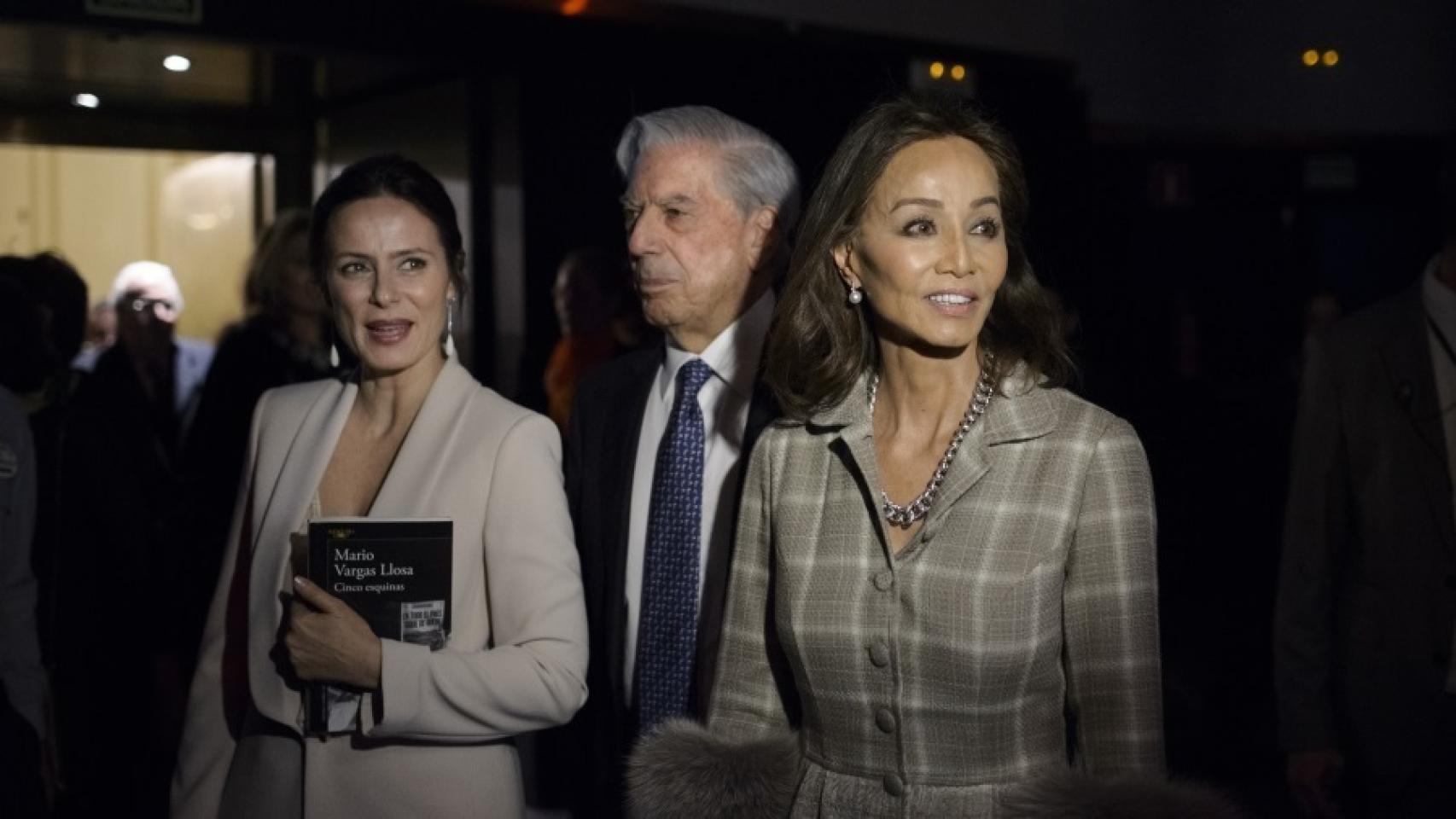 Aitana Sánchez Gijón y la pareja, en la noche de luces de la nueva novela.