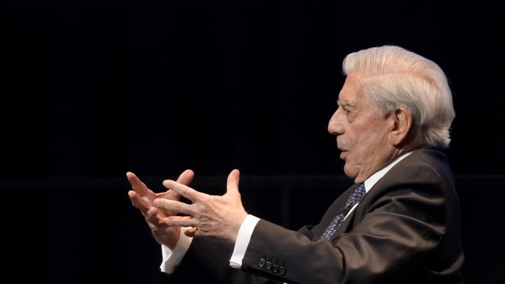 El autor en pleno acto, hablando de su nuevo libro.