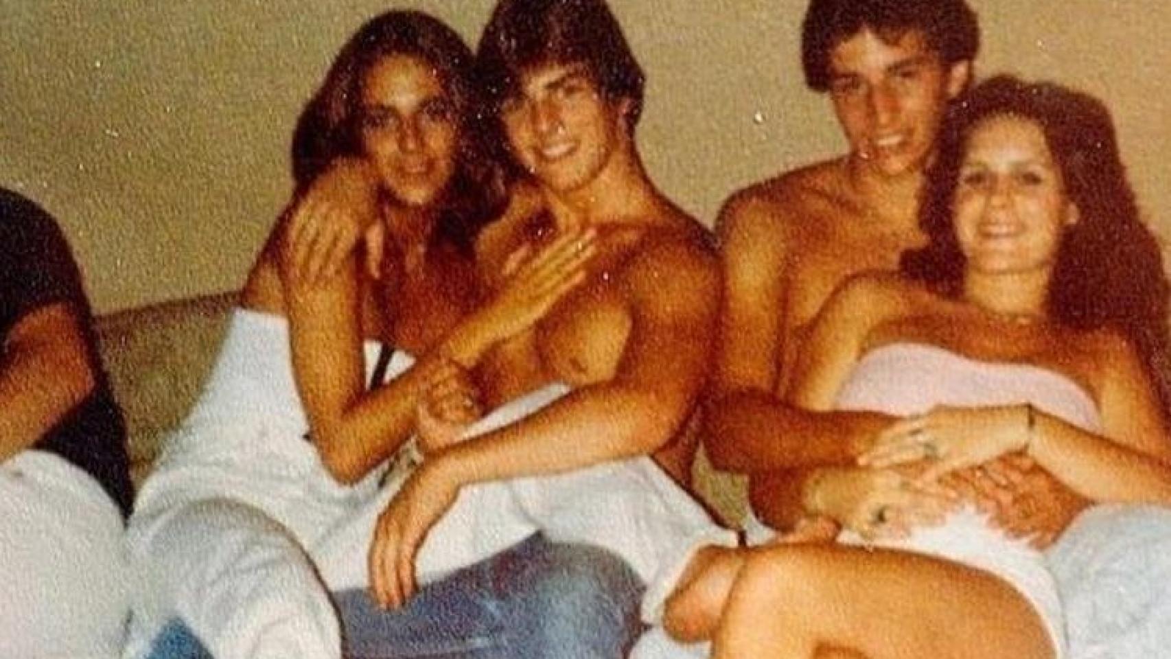 Tom y Diane abrazados ( izqda) junto a otra pareja