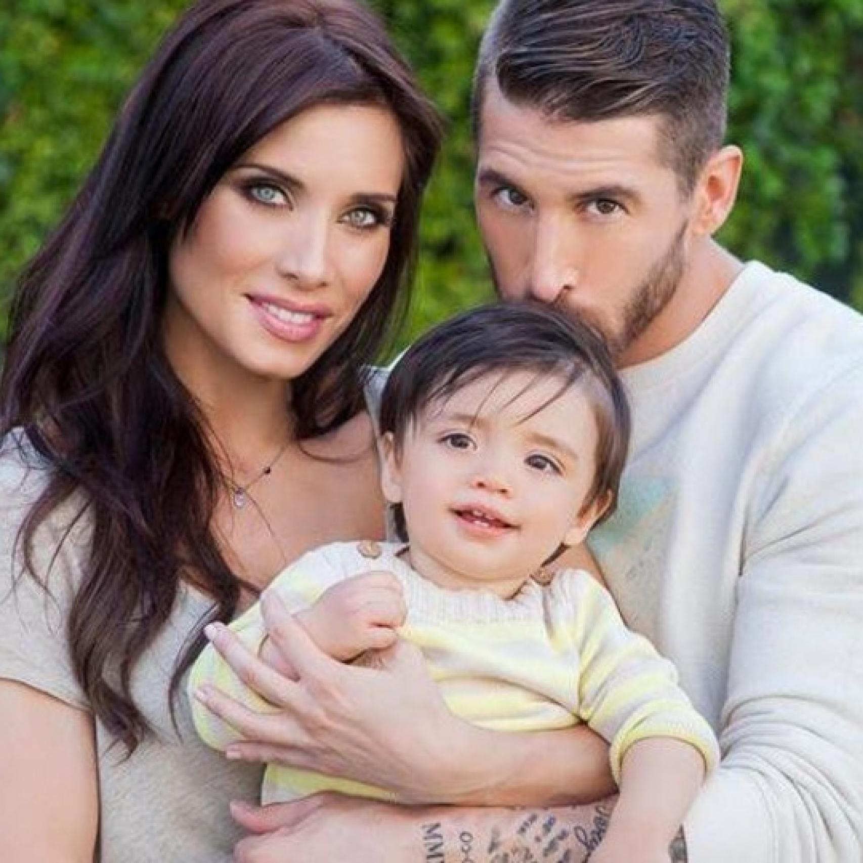 Pilar Rubio, Sergio Ramos y su hijo Sergio vestido de la marca