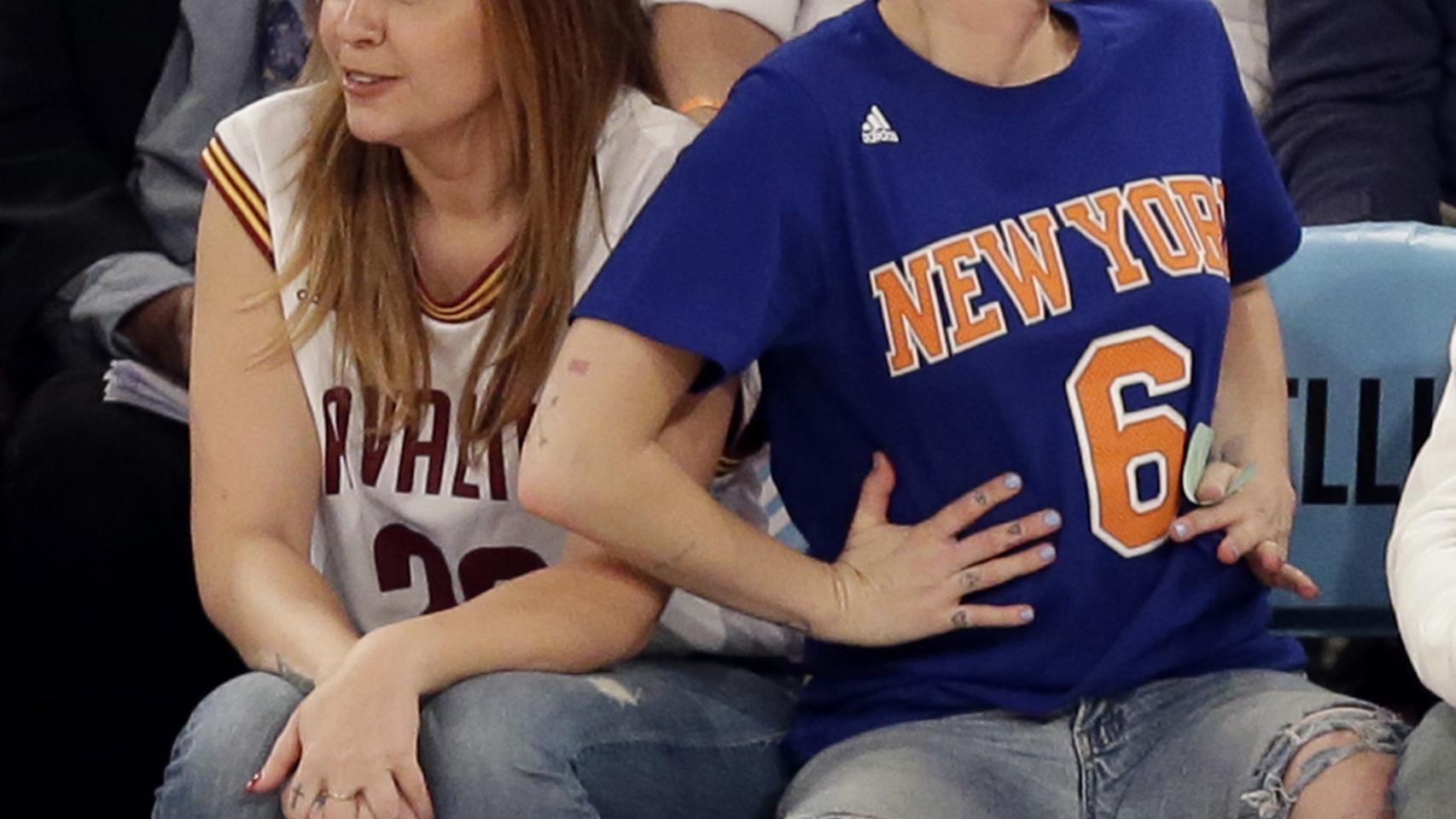 Miley Cirus luce anillo (y lengua) en el baloncesto