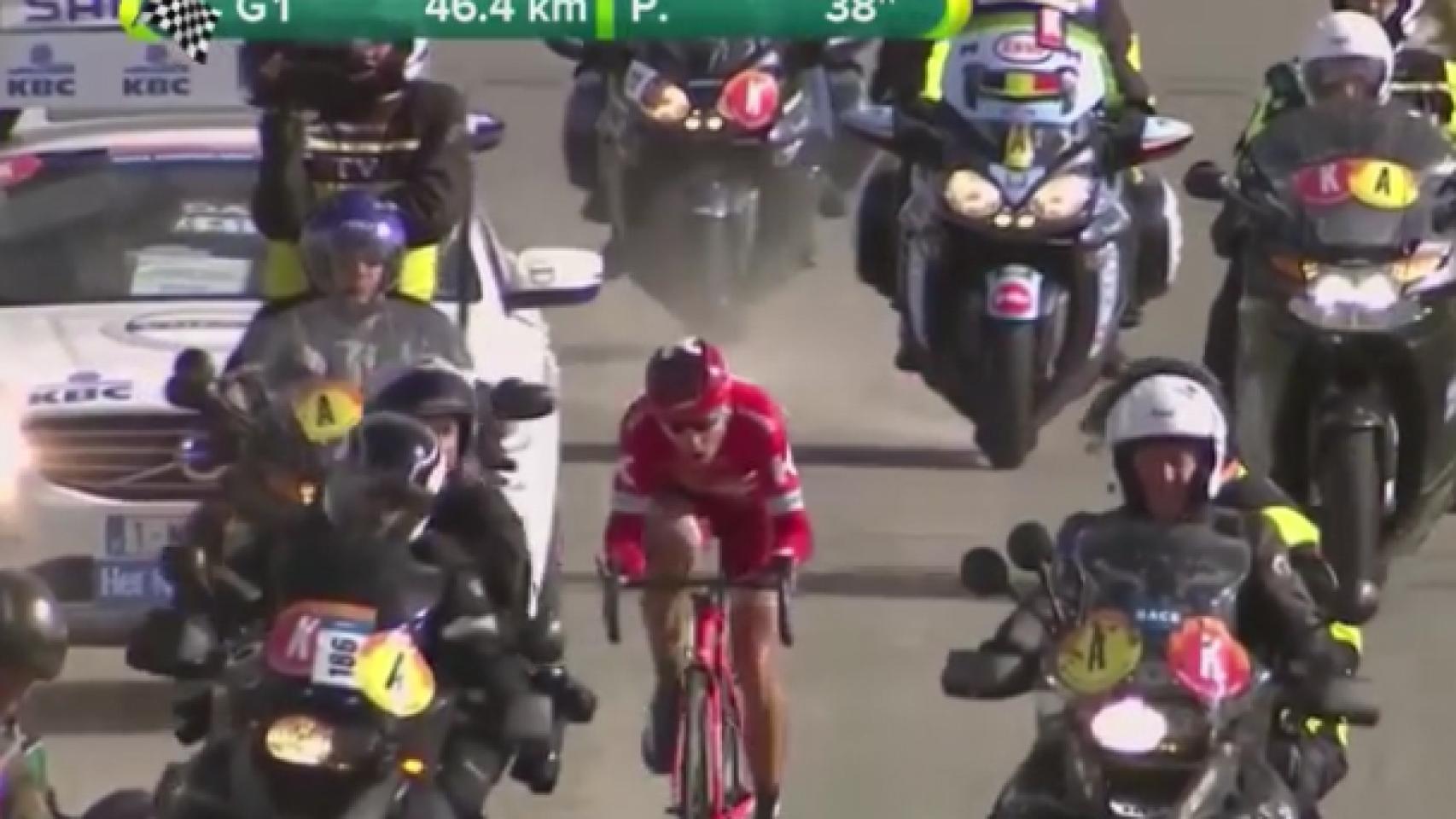 El ruso Kuznetsov, escapado y rodeado de motos, durante la Gante-Wevelgem.