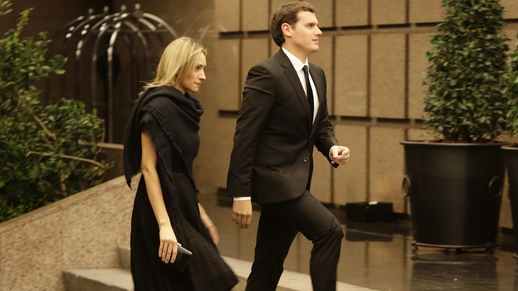 Albert Rivera y su novia Beatriz Tajuelo llegando a la fiesta de cumpleaños del Nobel