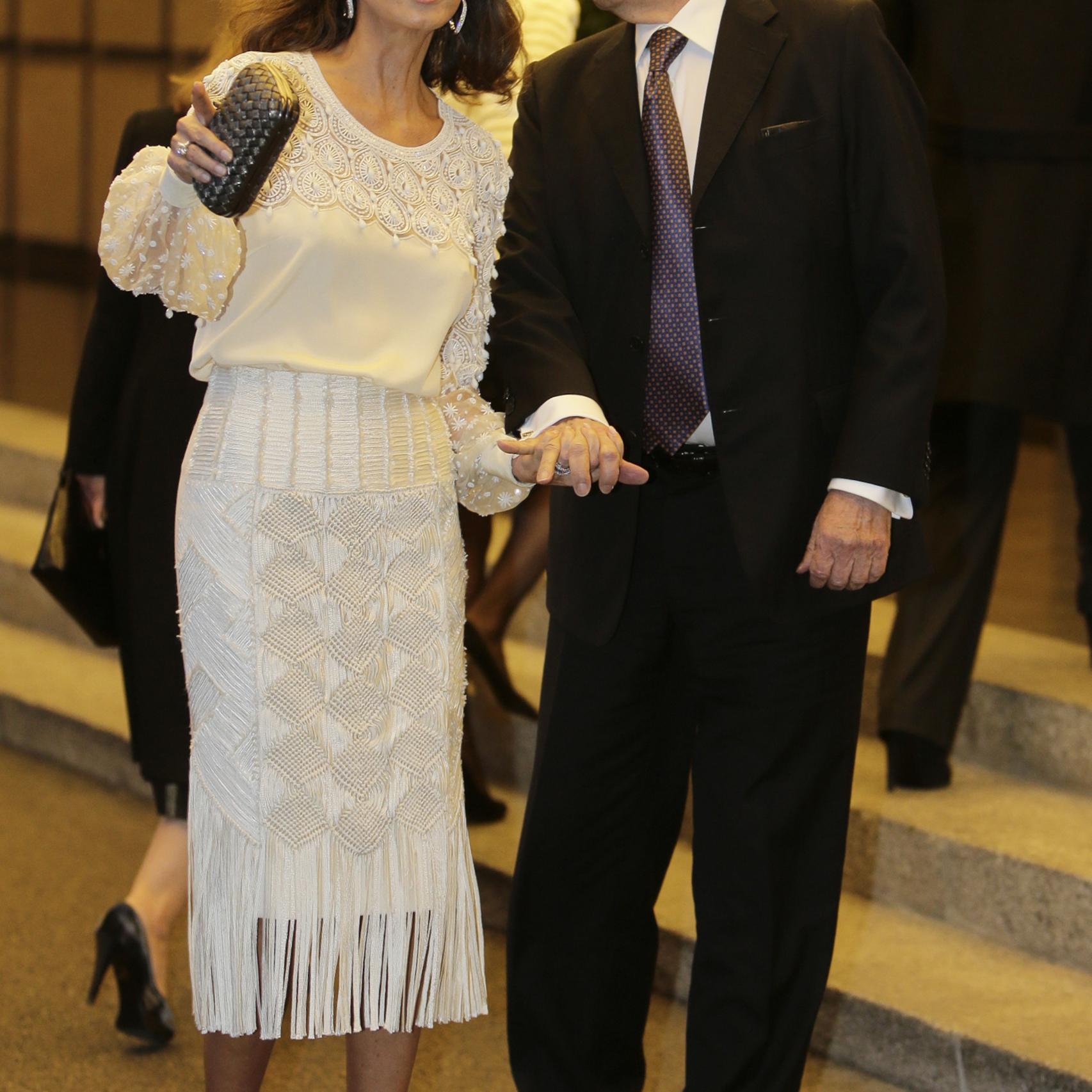 Isabel Preysler y Mario Vargas Llosa posando para los fotógrafos