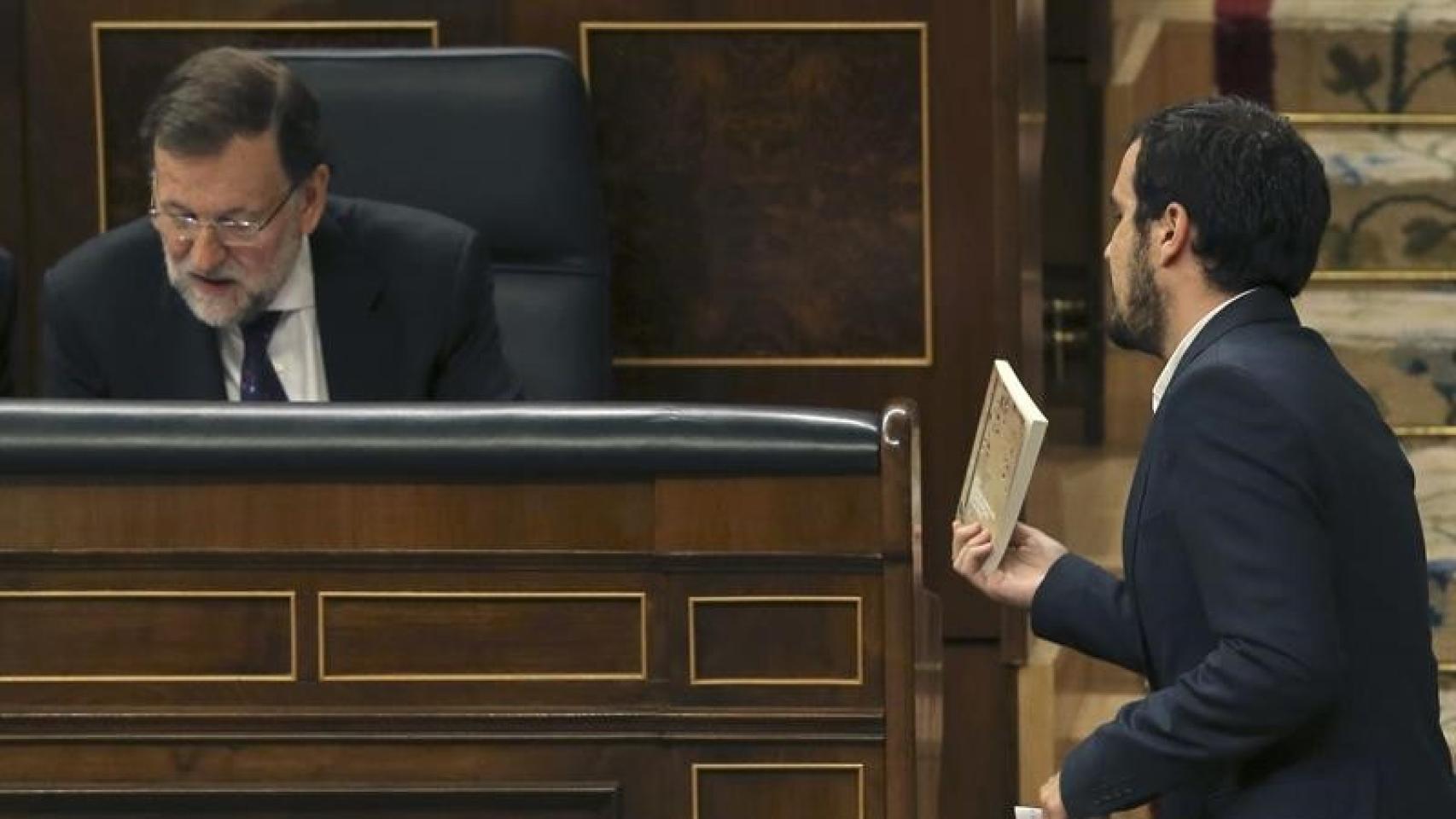 Alberto Garzón regala un libro de Keynes a Rajoy.
