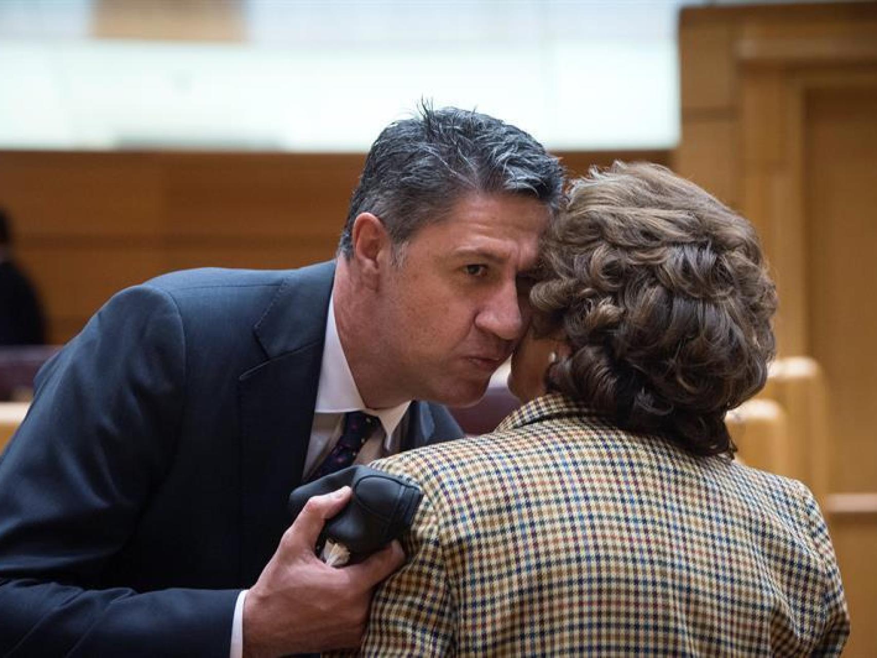 Xavier García Albiol saluda a Rita Barbera hoy antes del pleno del Senado