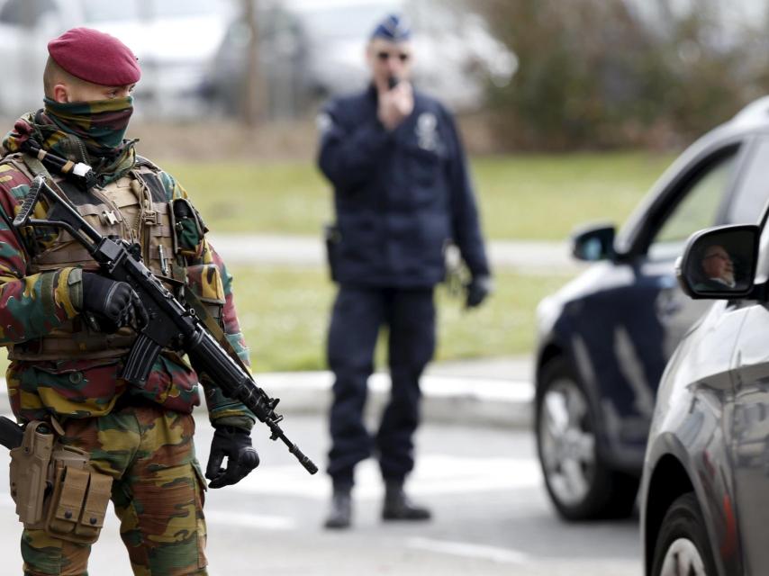 Las fuerzas de seguridad belgas vigilan el acceso al aeropuerto de Zaventem