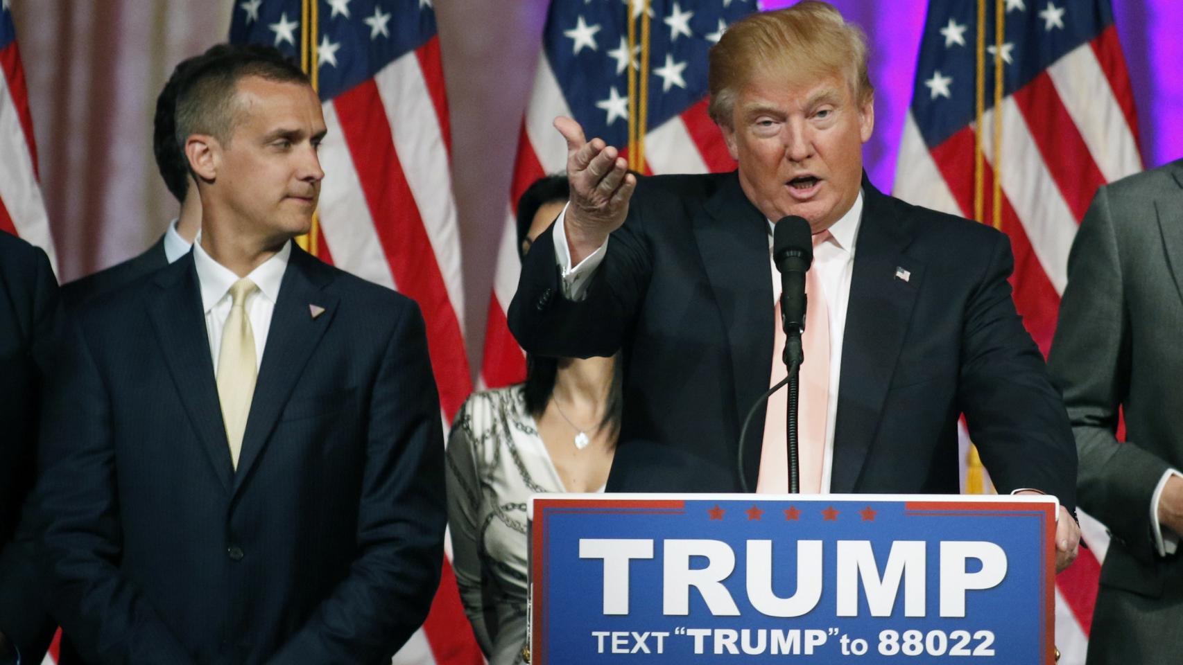 El magnate, junto a su jefe de campaña durante uno de los mítines recientes.