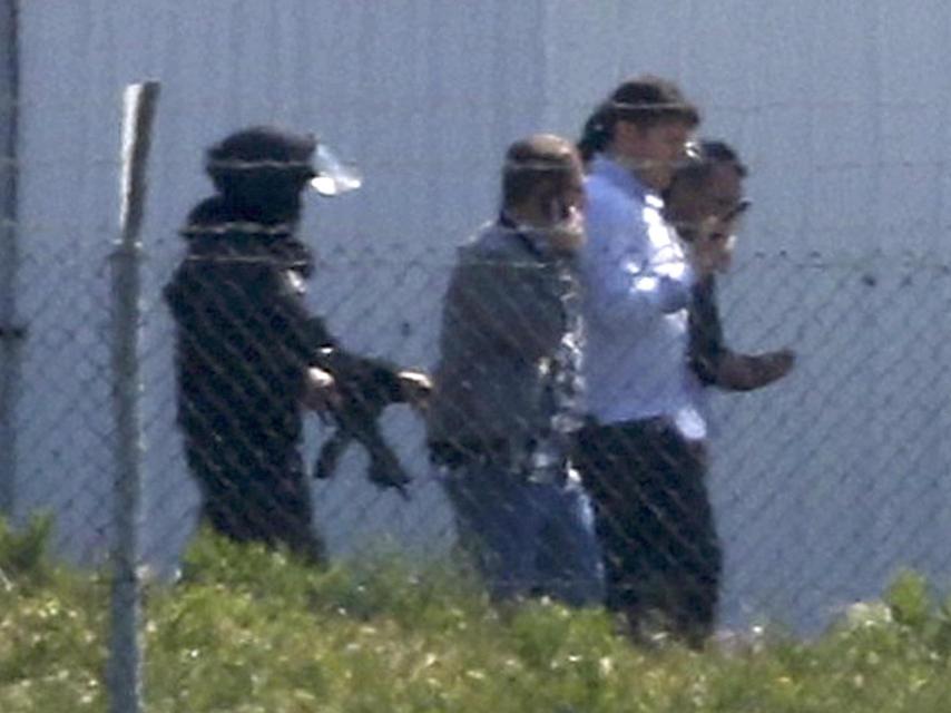 Ben Innes aparece entre las imágenes de las últimas personas que salieron del avión de Egypt Air secuestrado.