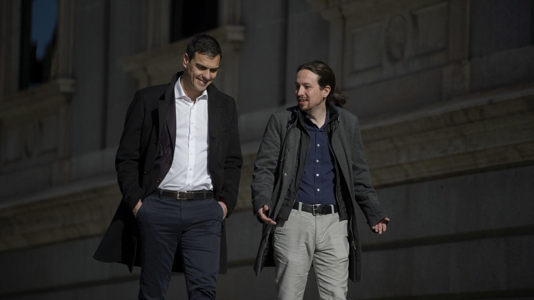 PAblo Iglesias y Pedro Sánchez caminan juntos hacia el Congreso