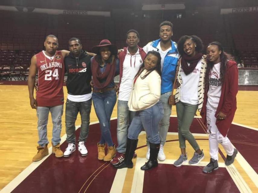 Buddy Hield junto a su madre y sus seis hermanos.