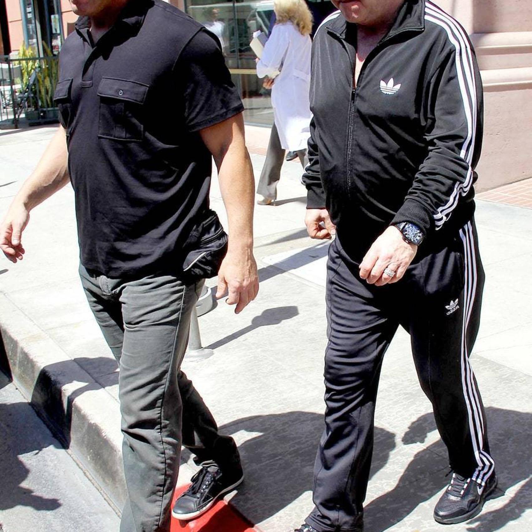 El policía Jeffrey Wenninger escoltando a Elton John