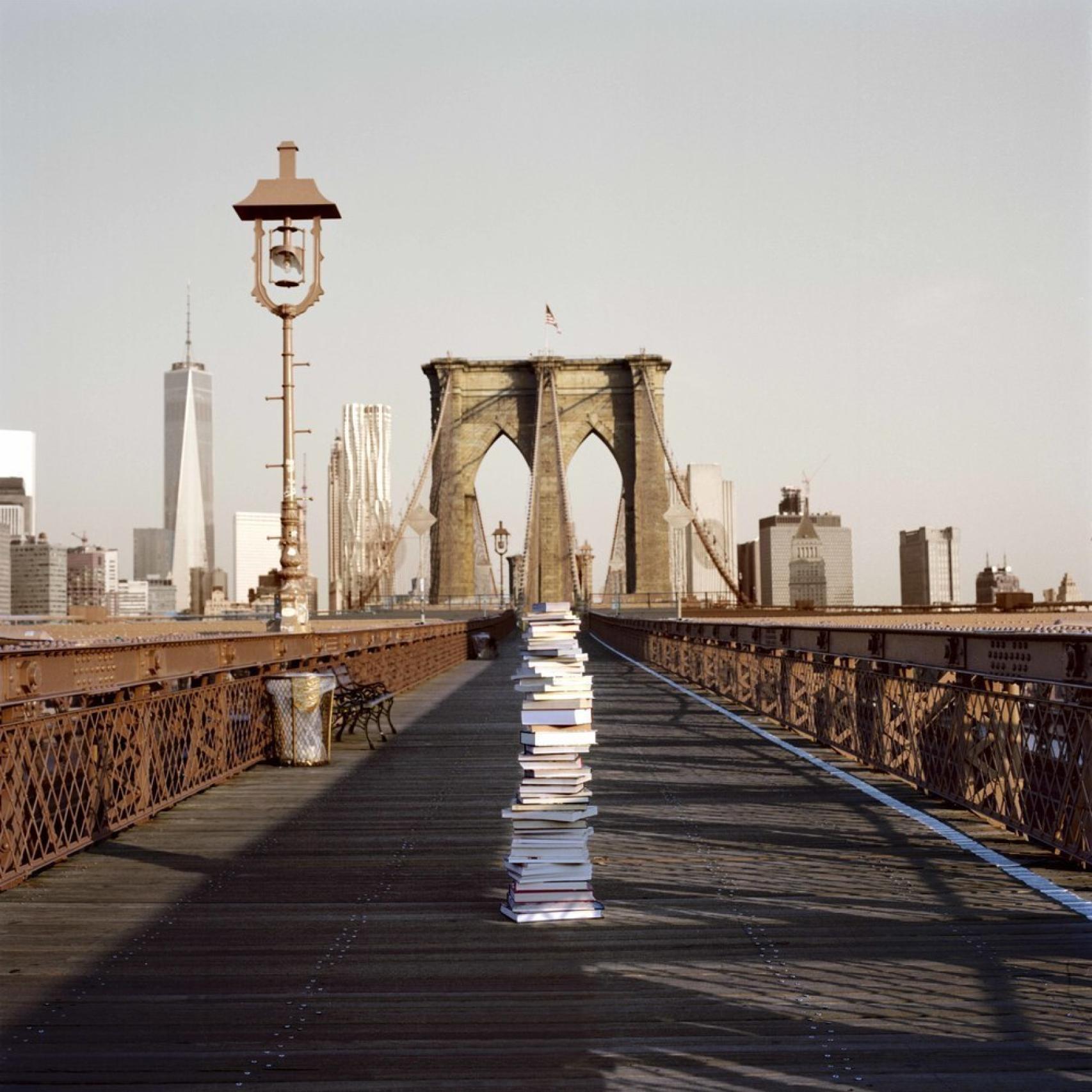 Una pila de libros en el puente de Brooklyn