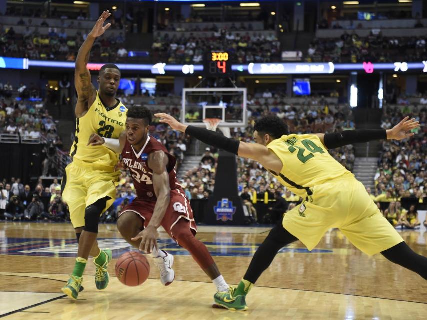 Buddy Hield se escapa de dos defensores en la final regional ante Oregon.