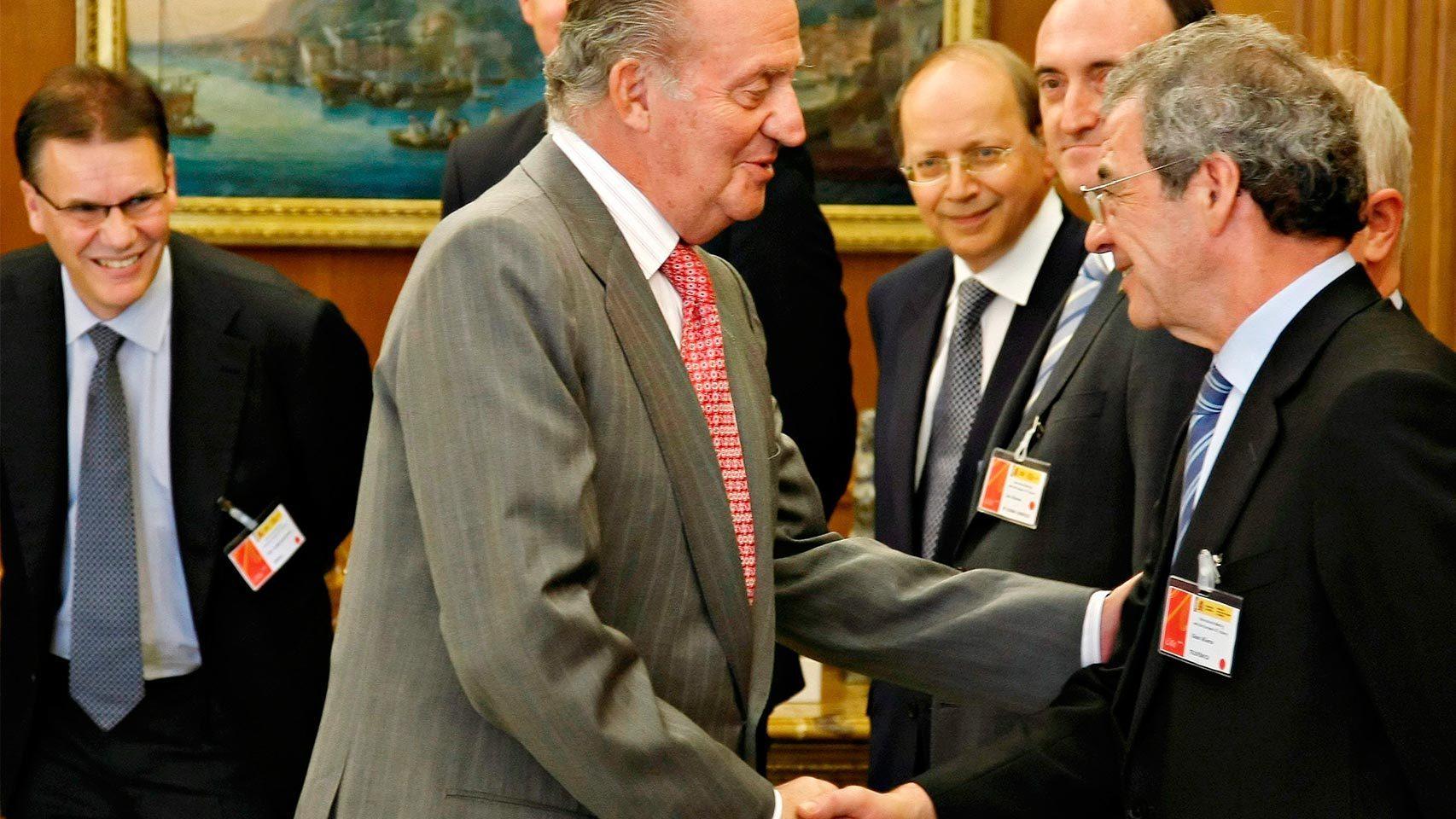 El rey saludando a Alierta.