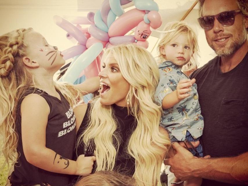 Jessica Simpson,  sus hijos Maxwell y Ace con su marido Eric Johnson
