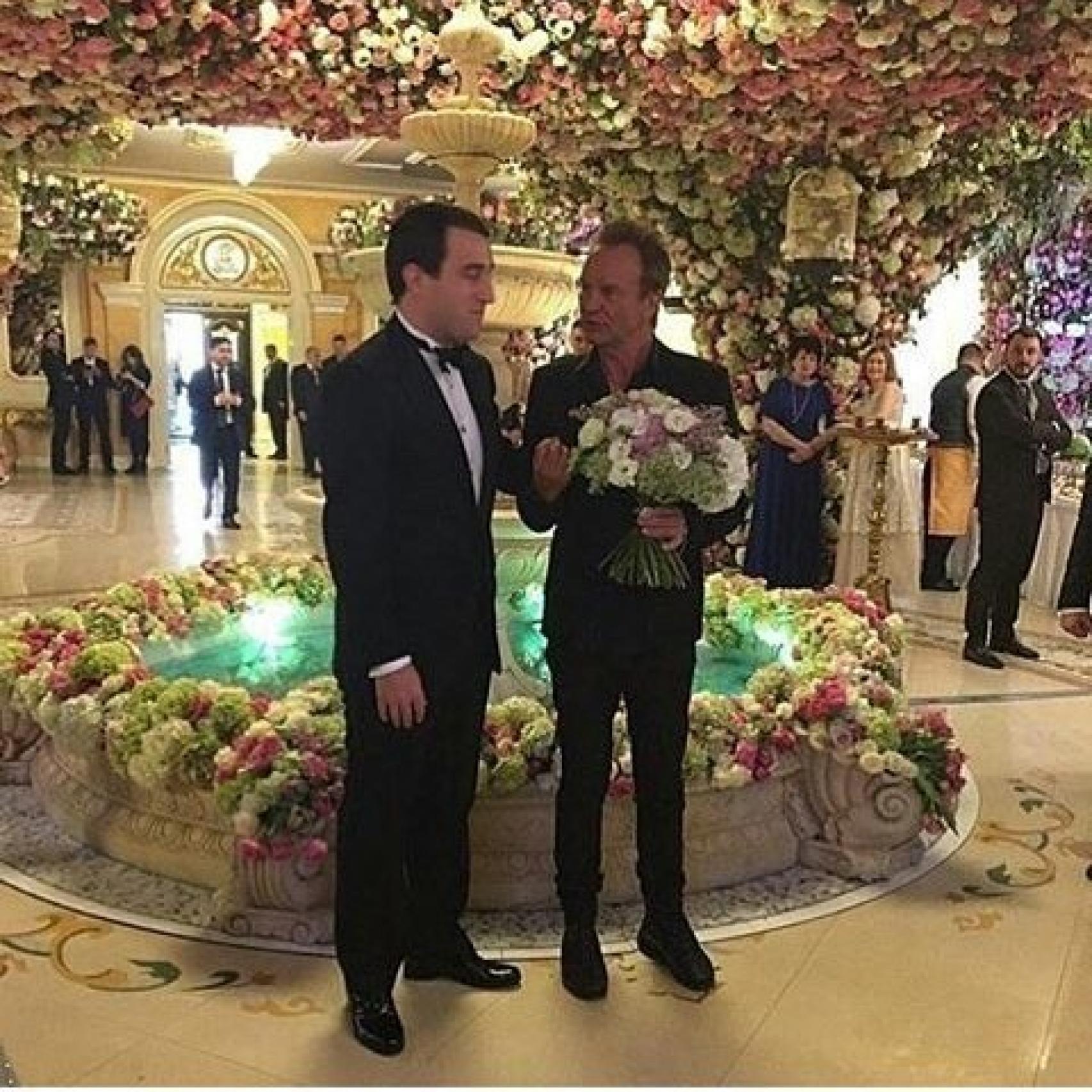 El novio charla con Sting en el hall de entrada a la boda