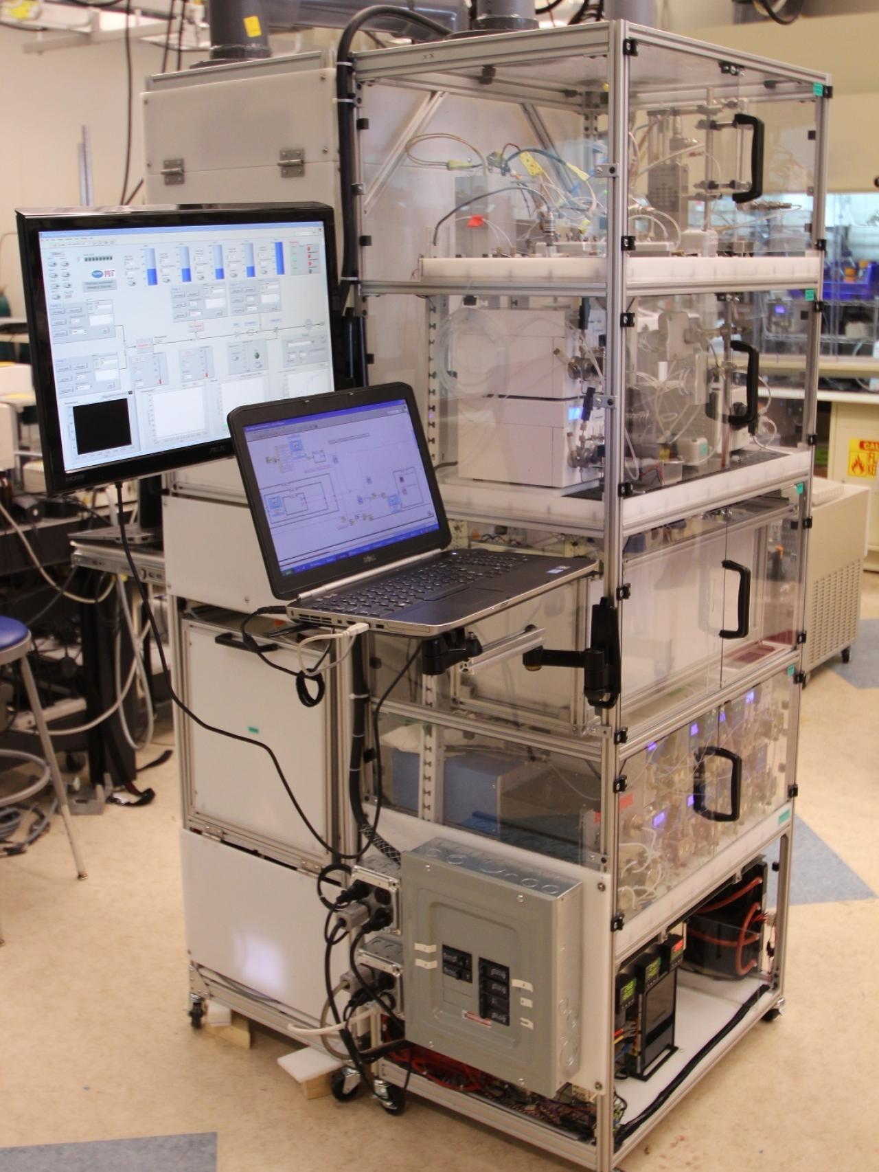 La máquina, no más grande que una nevera comercial.