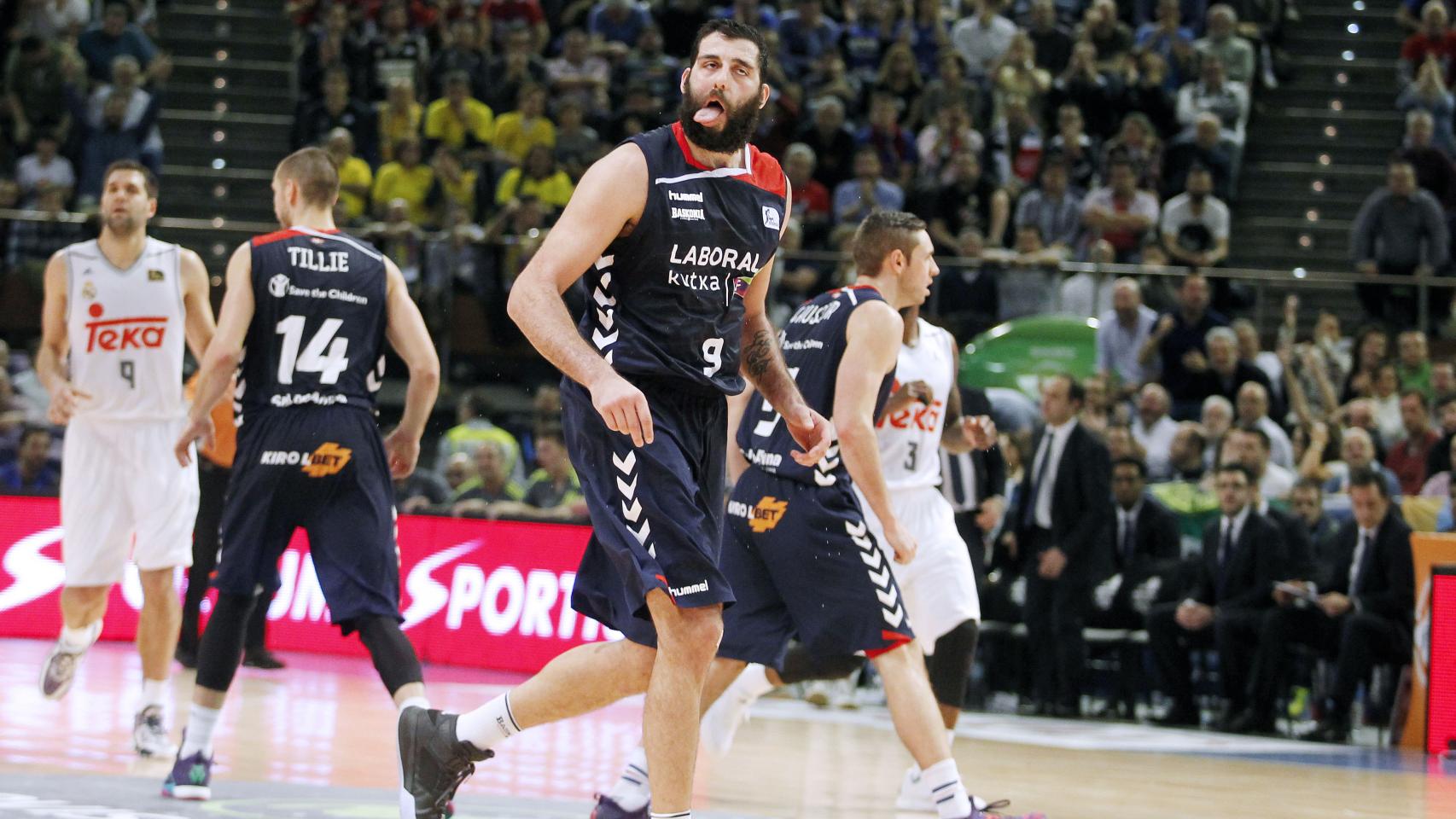 Bourousis celebra una canasta ante el Madrid en semifinales de Copa.