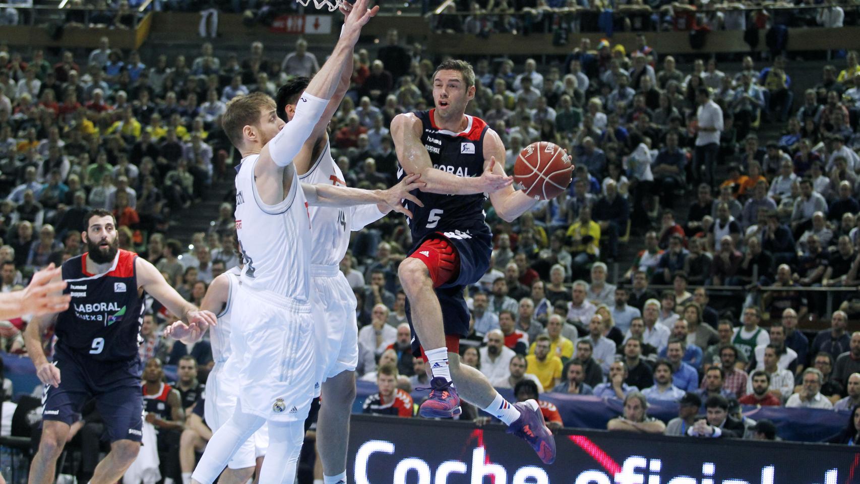 Fabien Causeur intenta pasar el balón en el último Baskonia-Madrid.