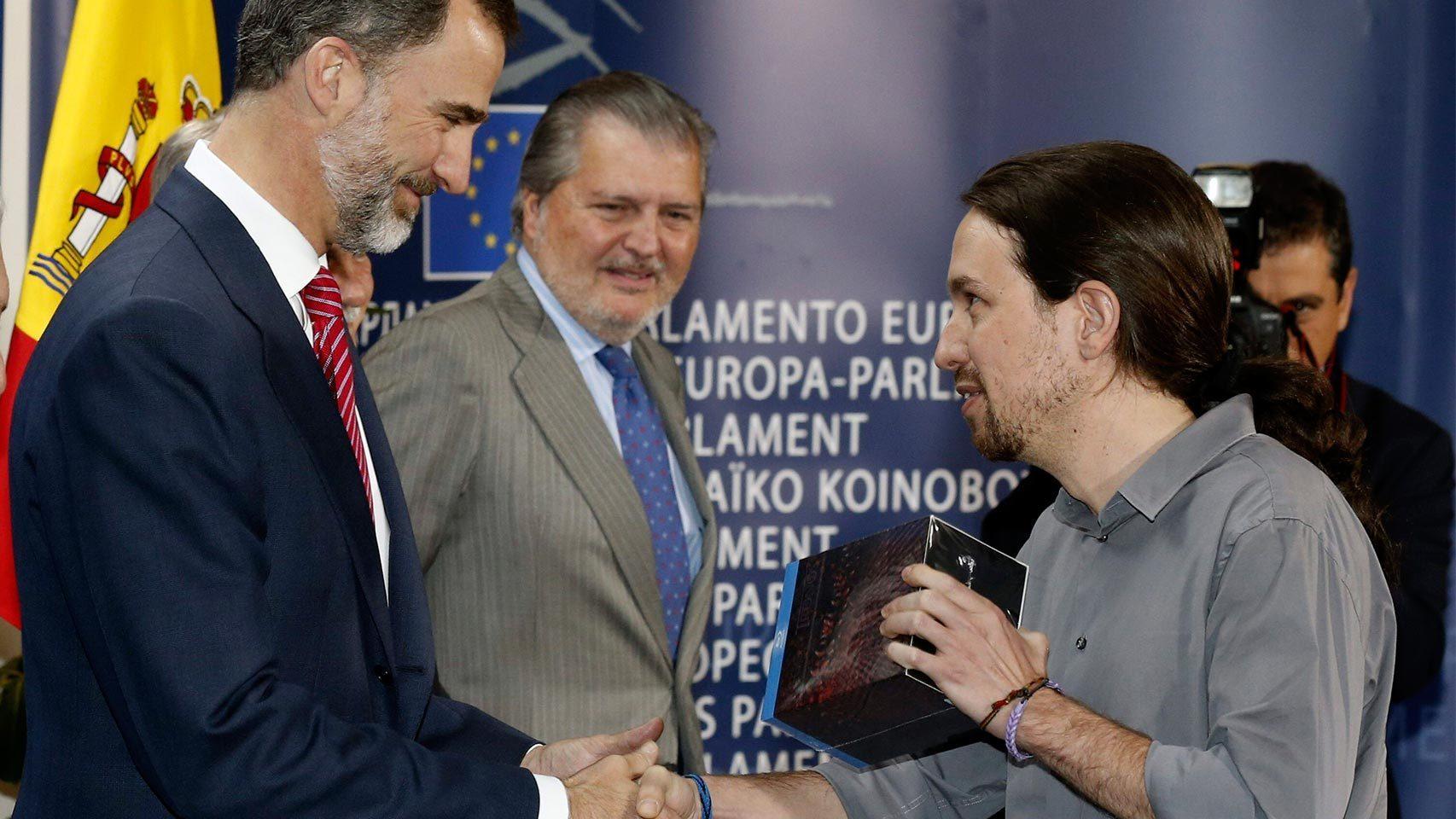 El momento en el que Pablo Iglesias regaló Juego de Tronos a Felipe VI.