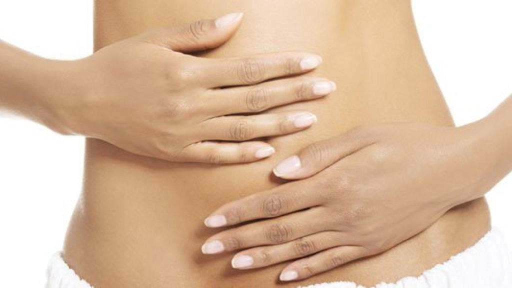 Una mujer con dolor de estómago