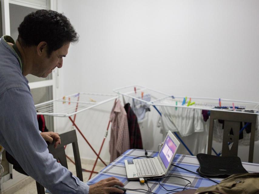 Eduardo consulta el ordenador.