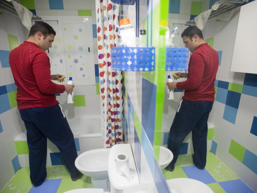 Guillermo limpia el baño.