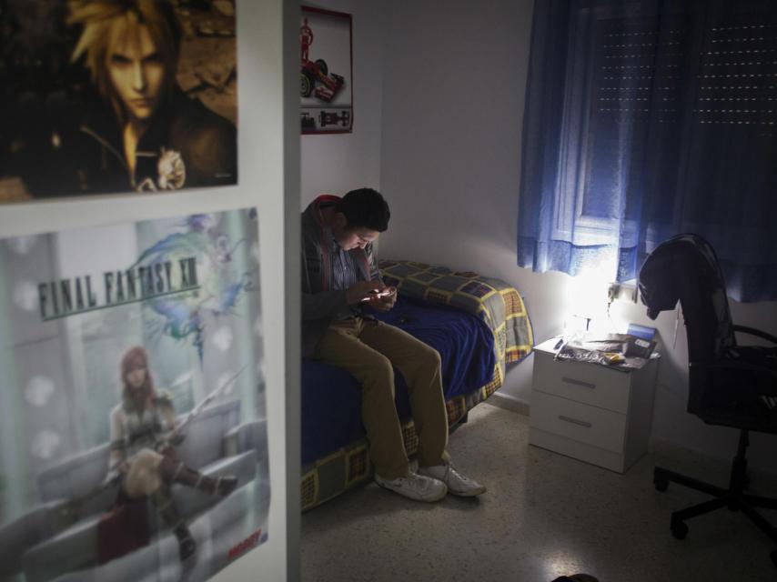 Guillermo con su móvil.