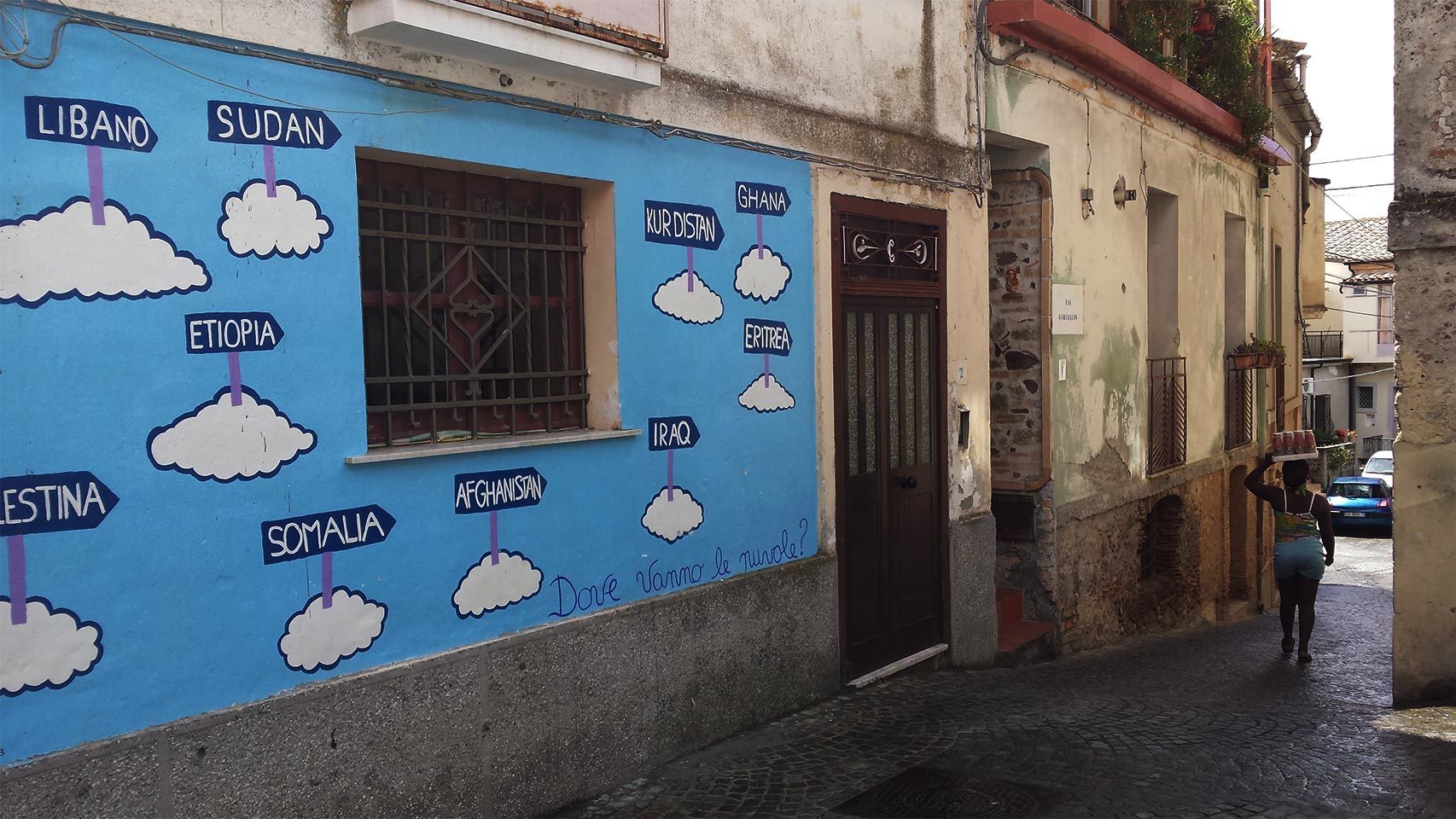 Uno de los murales que adornan las calles de Riace.