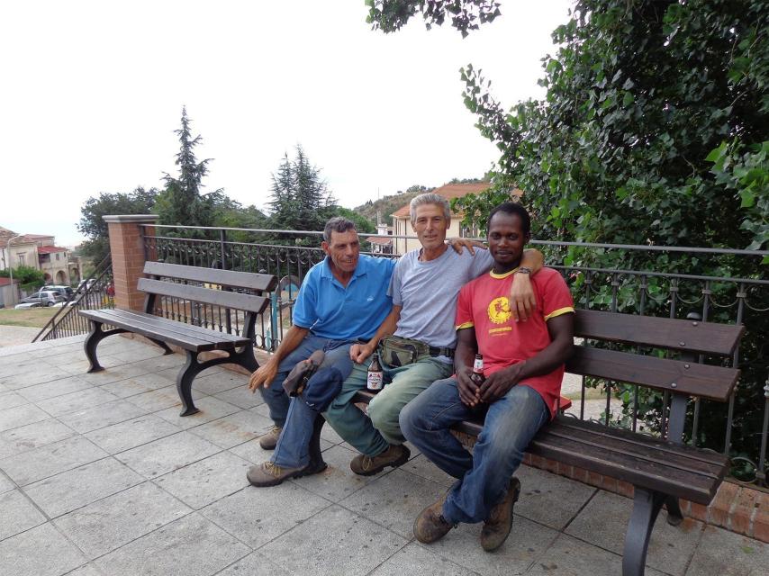 El ghanés Daniel junto a sus compañeros de trabajo.