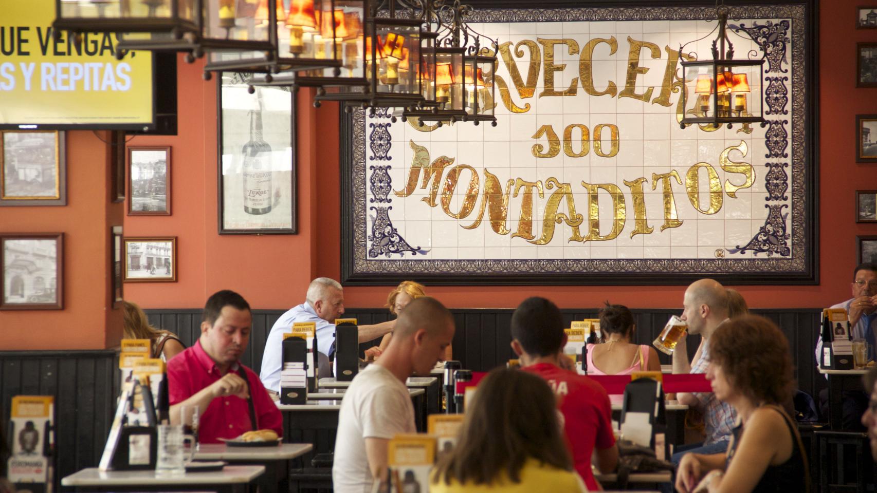 Interior de un establecimiento de 100 Montaditos, del grupo Restalia.