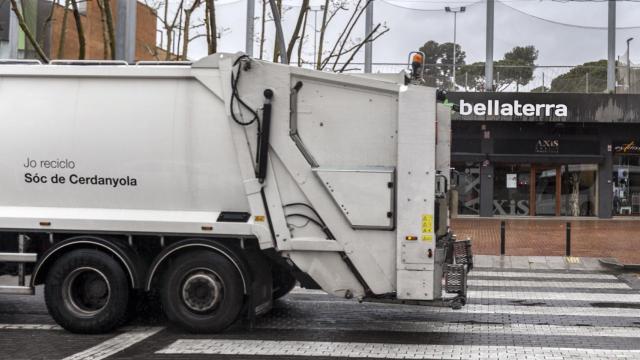 Un camión de la basura de Cerdanyola, el viernes en Bellaterra