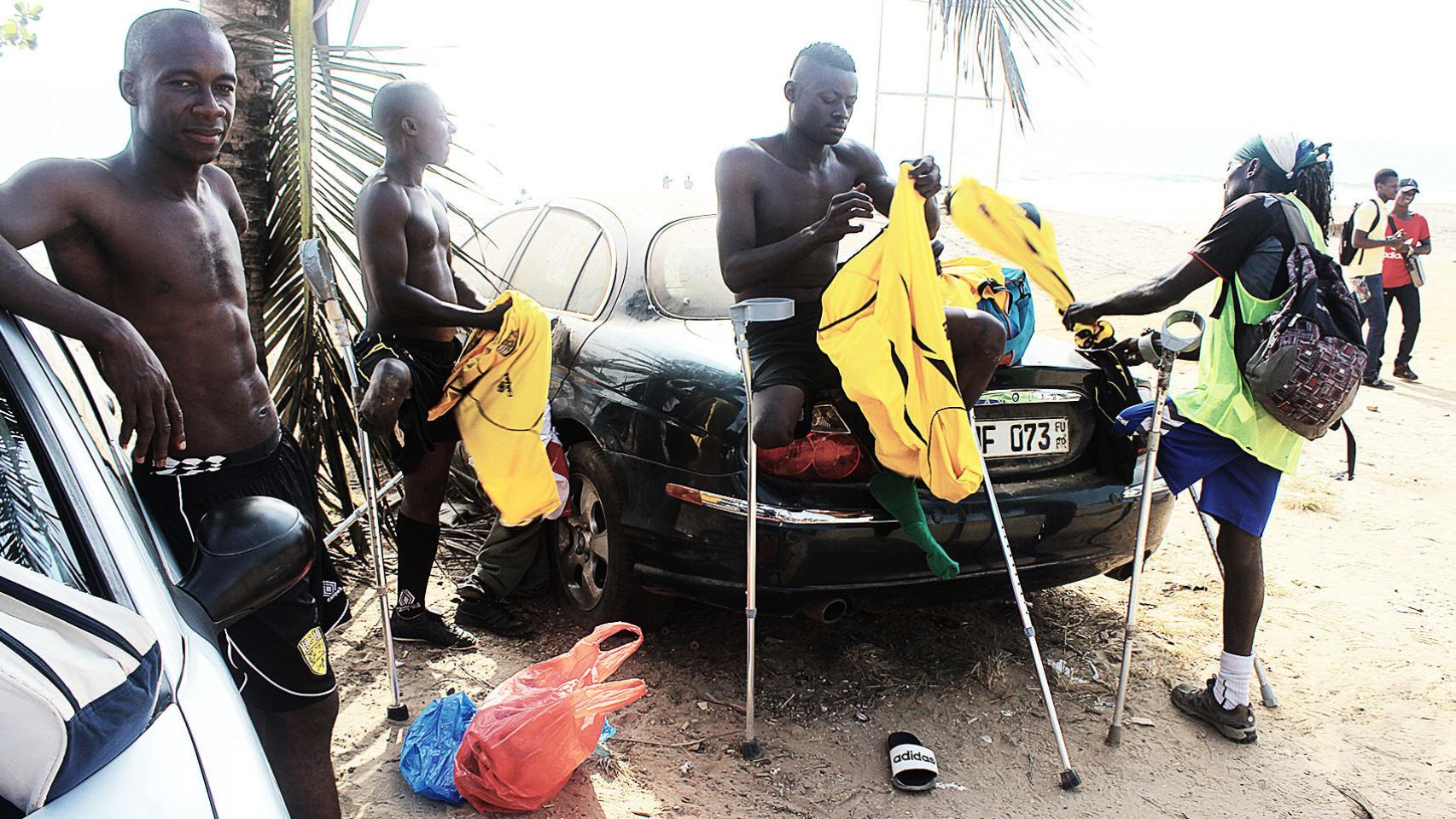 El vestuario es un viejo coche aparcado en la playa