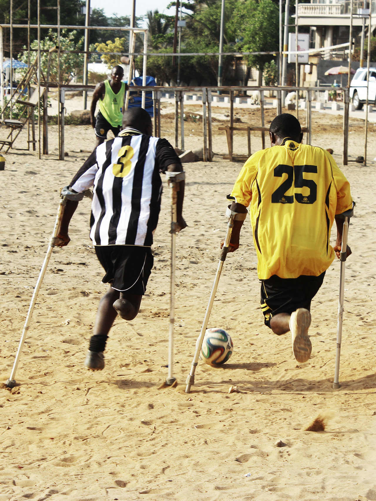 Dos jugadores persiguen la pelota