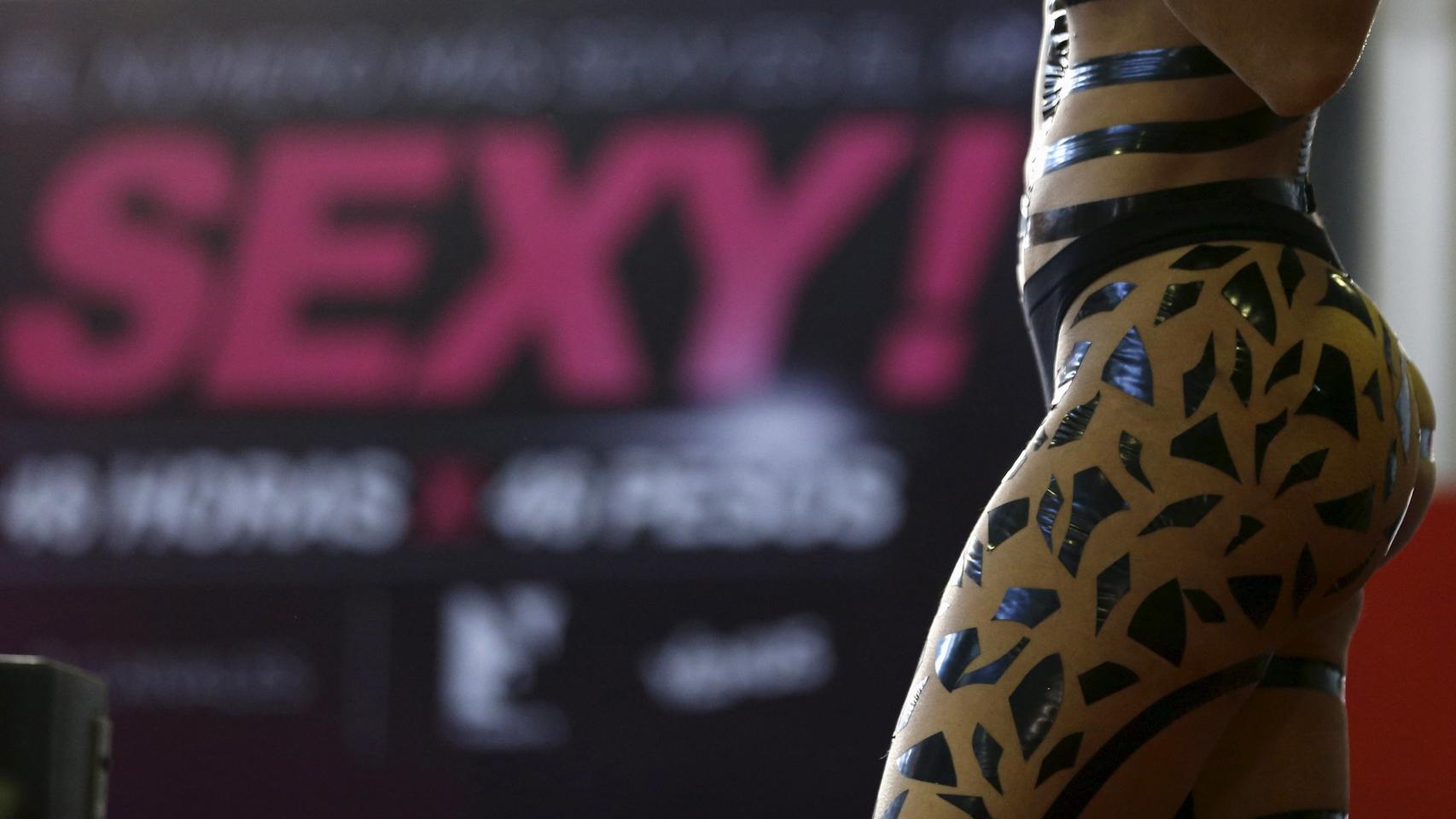 Una bailarina exótica en una feria sobre sexo en México.