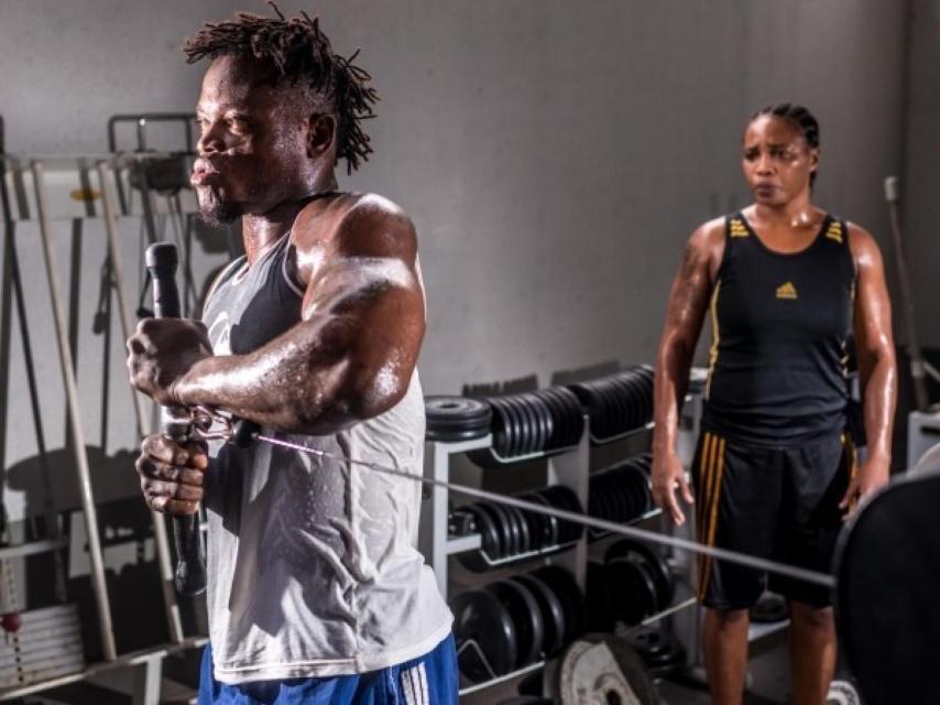 Los dos judocas entrenando en el gimnasio